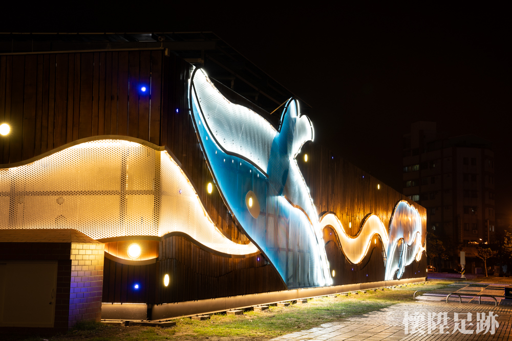 【台南景點】台南安平鯨魚廣場！夜晚限定絕美景緻「大魚星光牆」等你來一睹風采~