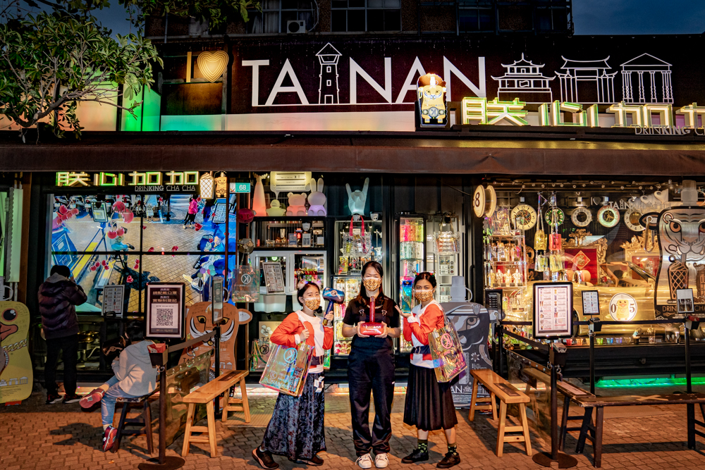 台南最ㄏ一花的飲料店在這裡！全新鎚子瓶，紅色藍色你選哪一個?