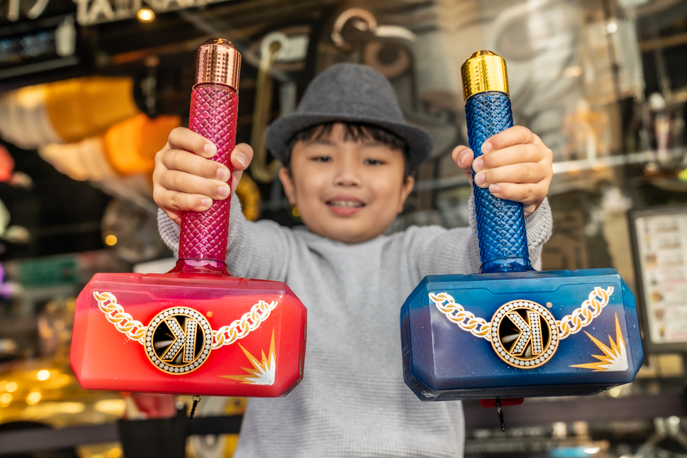 台南最ㄏ一花的飲料店在這裡！全新鎚子瓶，紅色藍色你選哪一個?