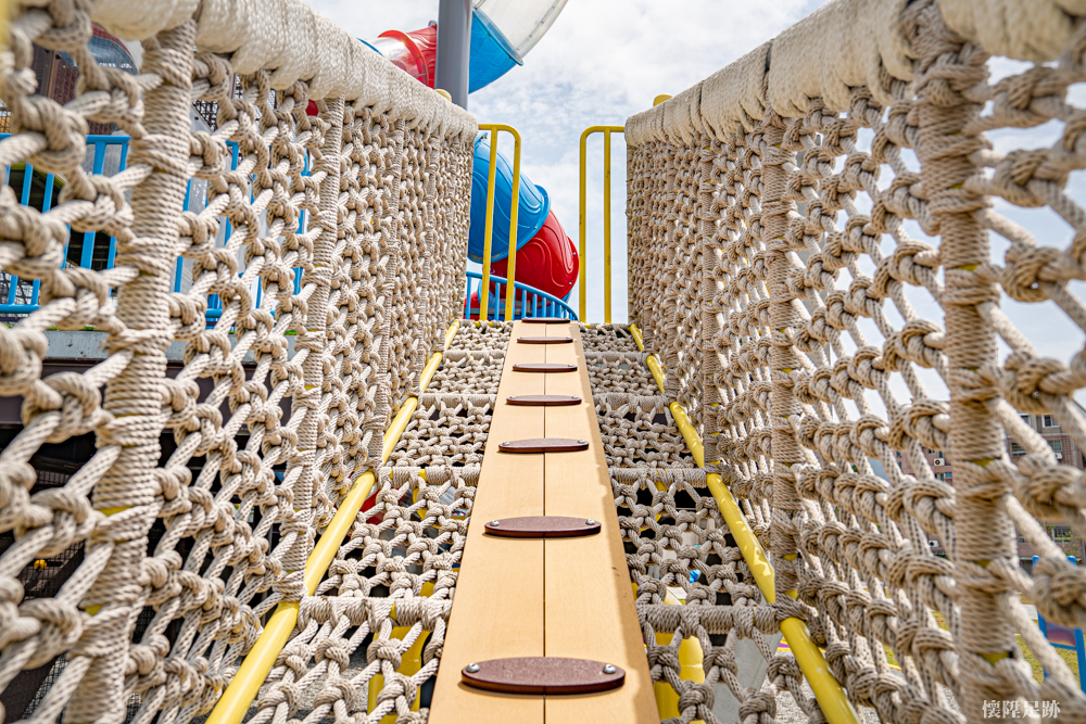 【台南親子】大船來了！健康綠洲公園開放了，三層樓高的溜滑梯和迷宮超好玩的啦~