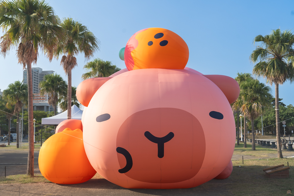 【台南景點】超大卡皮巴拉現身台南安平!圓滾滾的卡皮配上海景好拍又好逛 【台南景點】超大卡皮巴拉現身台南安平!圓滾滾的卡皮配上海景好拍又好逛