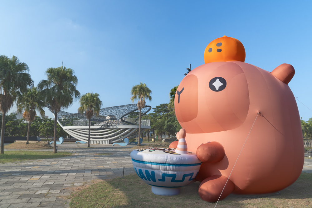 【台南景點】超大卡皮巴拉現身台南安平!圓滾滾的卡皮配上海景好拍又好逛 【台南景點】超大卡皮巴拉現身台南安平!圓滾滾的卡皮配上海景好拍又好逛