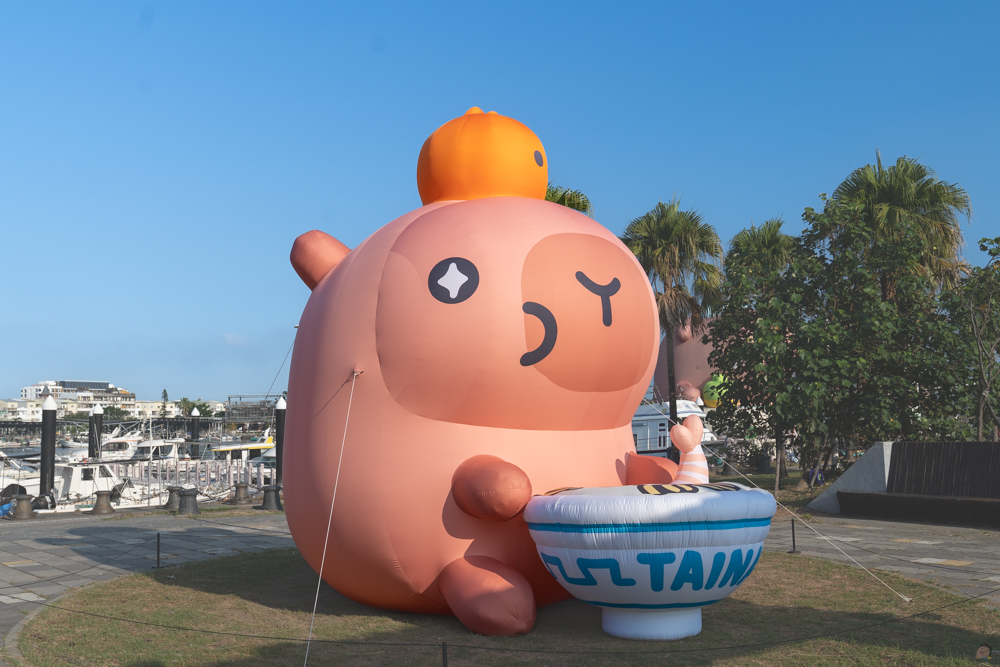 【台南景點】超大卡皮巴拉現身台南安平!圓滾滾的卡皮配上海景好拍又好逛 【台南景點】超大卡皮巴拉現身台南安平!圓滾滾的卡皮配上海景好拍又好逛