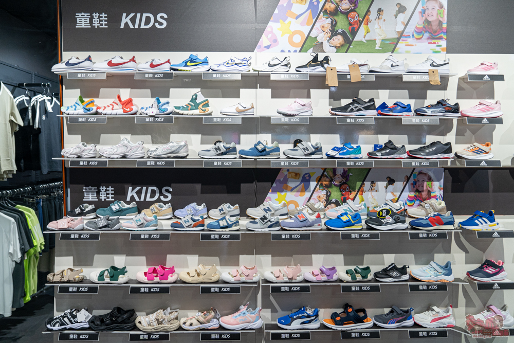 屏東運動用品特賣會來囉!結束營業大出清,全館鞋衣褲下殺5折起,滿額再享疊加折扣優惠,撿便宜就來潮州雷根運動用品專賣店 屏東運動用品特賣會來囉!結束營業大出清,全館鞋衣褲下殺5折起,滿額再享疊加折扣優惠,撿便宜就來潮州雷根運動用品專賣店